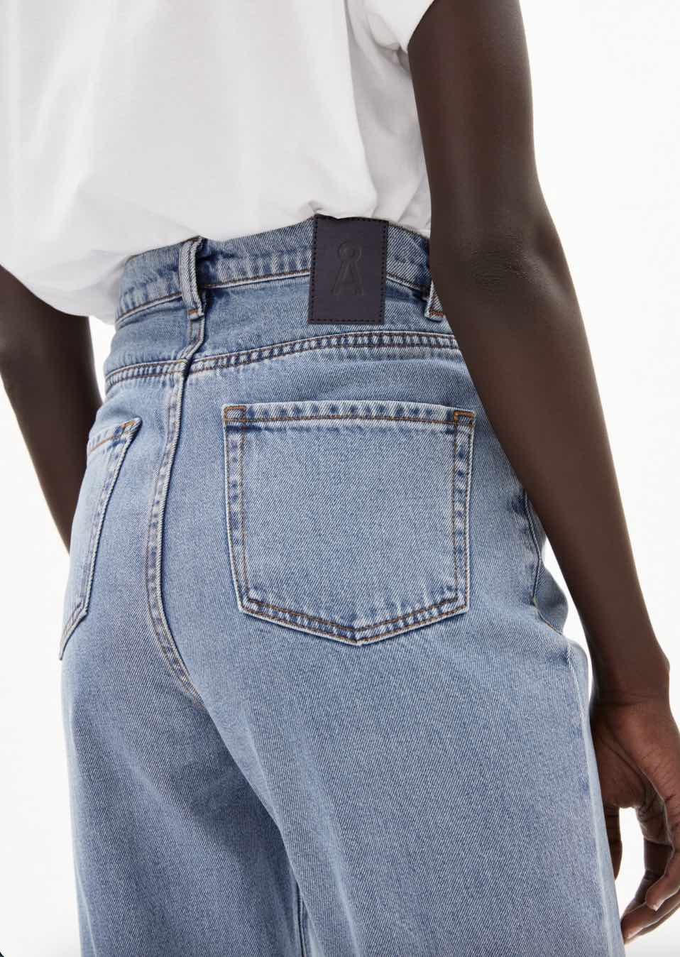 ARMEDANGELS-Jeans Person trägt eine Jeans von ARMEDANGELS