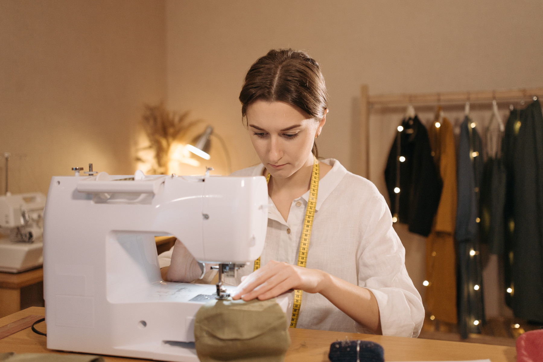 Frau an Nähmaschine