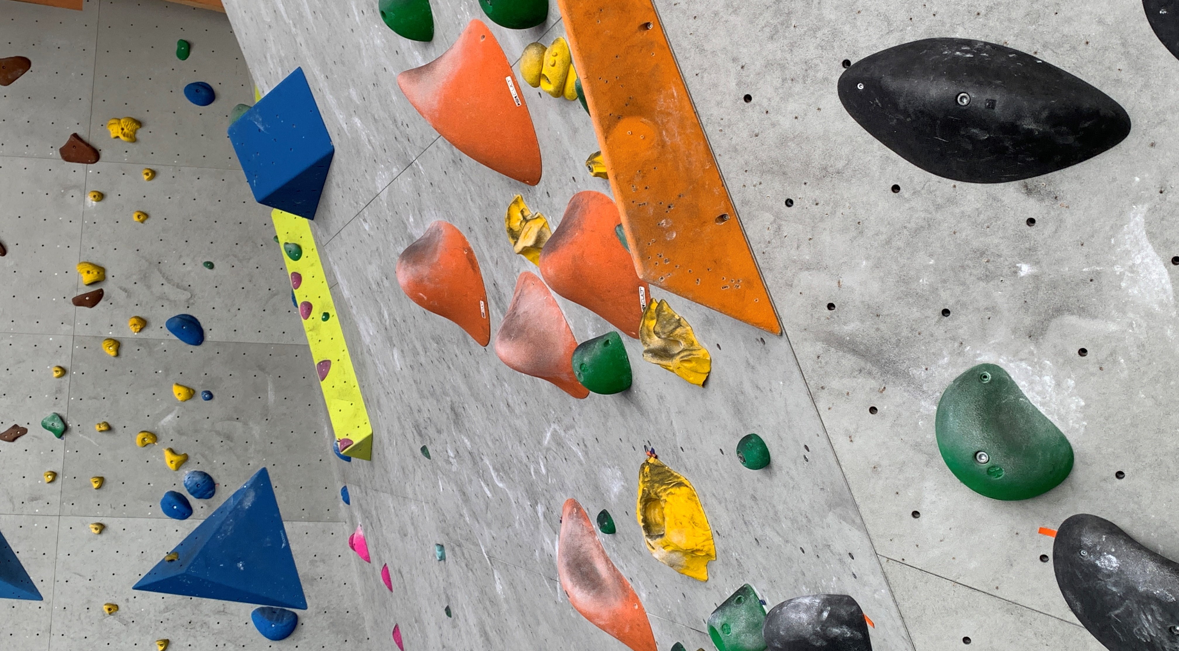 Die Outdoor-Boulderwand der Kletterhalle in Stephanskirchen
