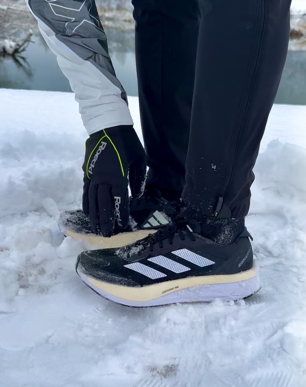 Laufschuhe und Laufhandschuhe für den Winter Laufschuhe und Laufhandschuhe für den Winter in der Nahaufnahme