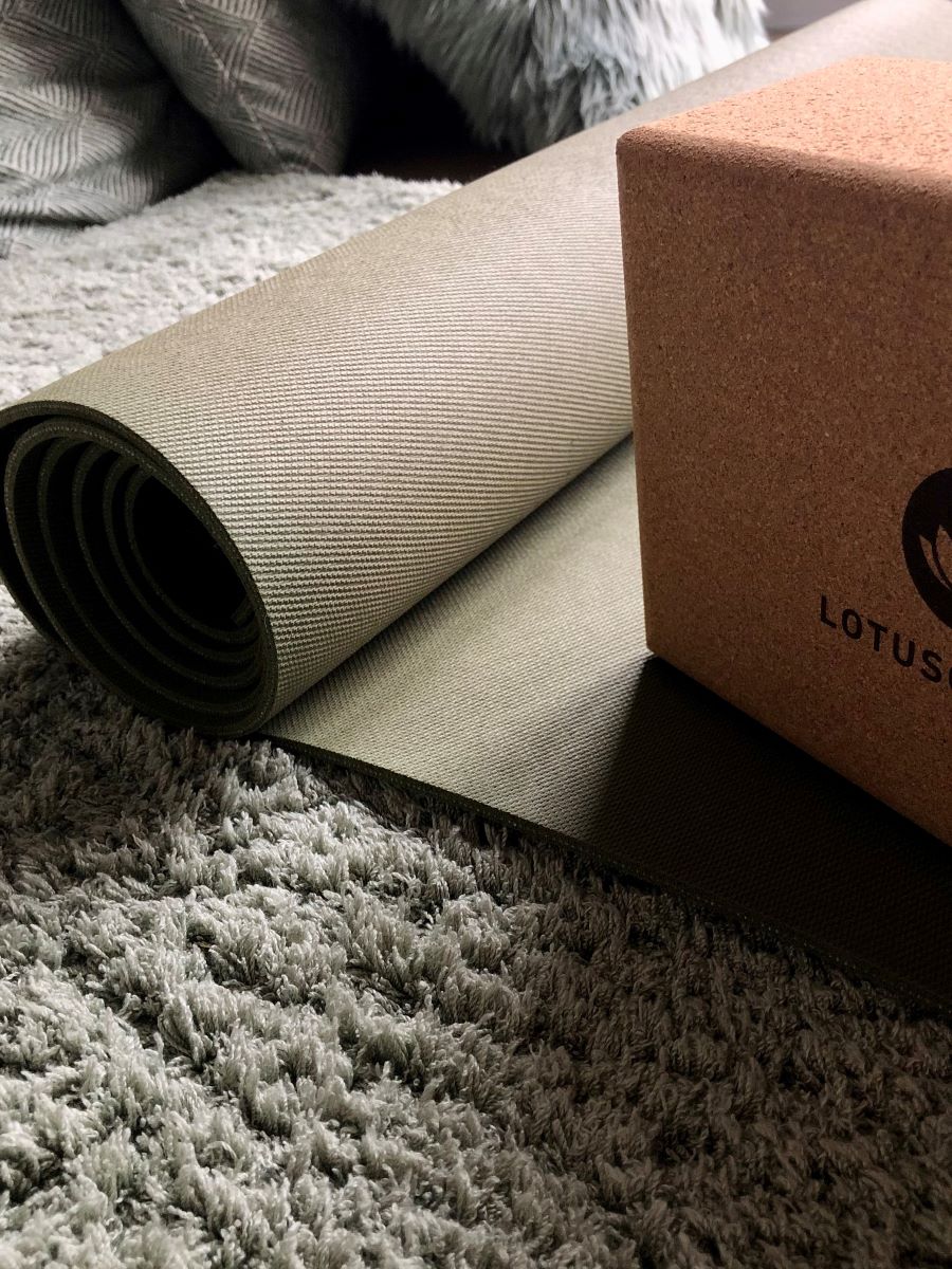 Yoga Equipment mit Matte und Yogablock in Nahaufnahme Yoga Equipment mit Matte und Yogablock in Nahaufnahme