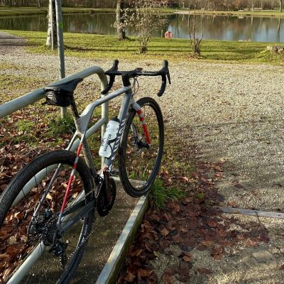 Fahrrad Gravelbike Mit dem Gravelbike am See